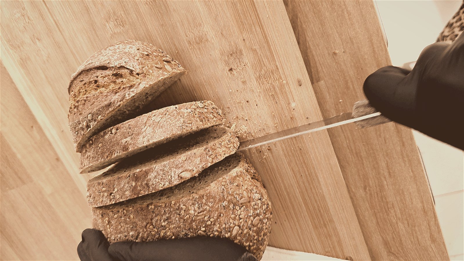 Il pane tagliato a mano, fetta dopo fetta